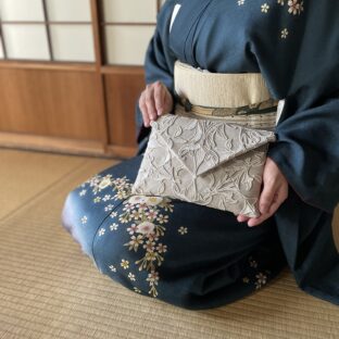 SUKIYA SAC 数寄屋袋　リネン地に白のコード刺繍